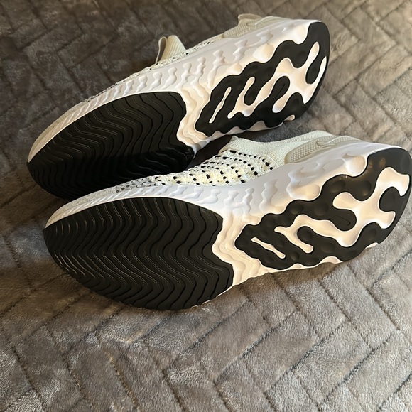 NWOT- Nike Men's React Phantom Run Flyknit 2 Running Shoes - Picture 5 of 7